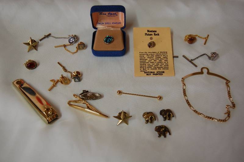 lot 220 image: Jewelry