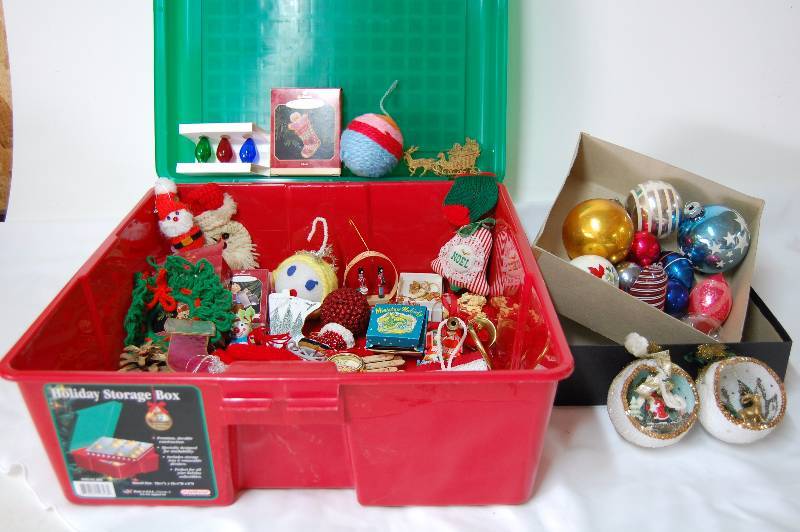 lot 230 image: Christmas Lot