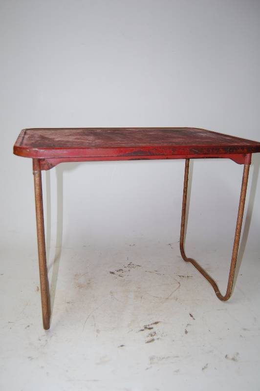 lot 252 image: Vintage Kids Table