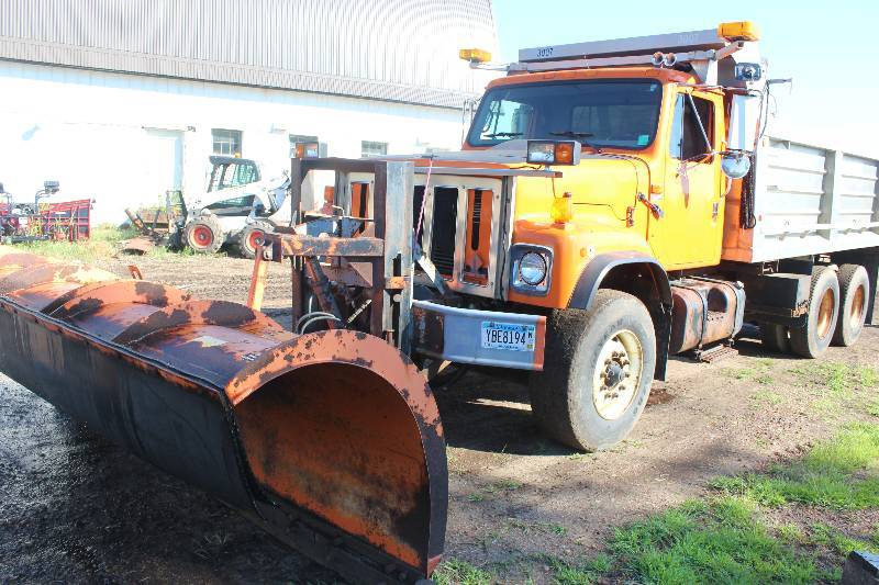 2002 International Dump Truck w Snow Plow