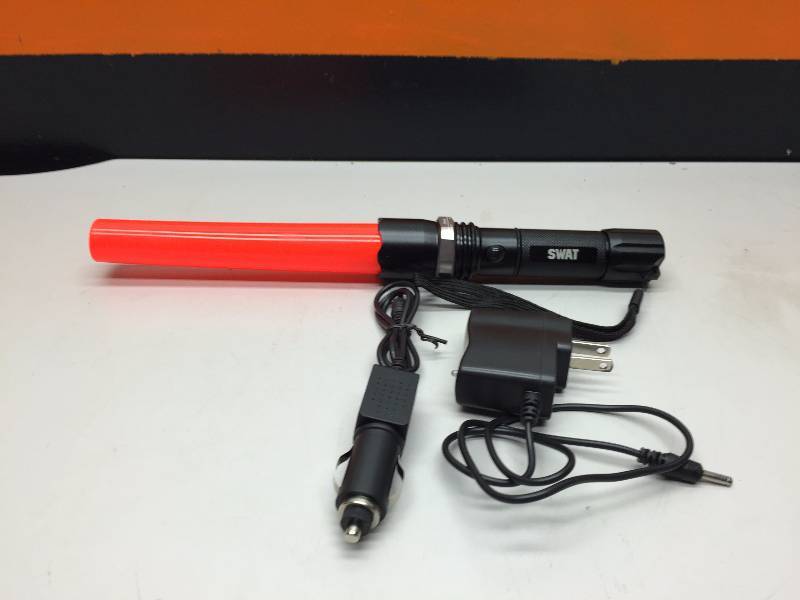 lot 11 image: I-ZOOM SWAT FLASH LIGHT 120 LUMENS
