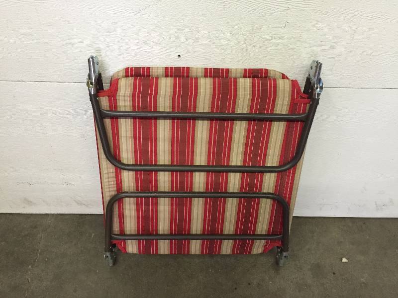 lot 19 image: LOUNGE CHAIR
