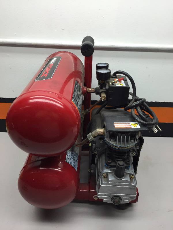 lot 31 image: PRO-FORCE 4 GALLON 125 MAX PSI AIR COMPRESSOR