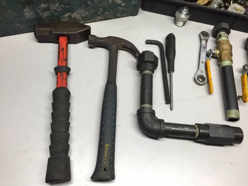 lot 5 image: BLACK PIPE BALL VALVES, TOOLS, CONNECTORS AND HAMMERS
