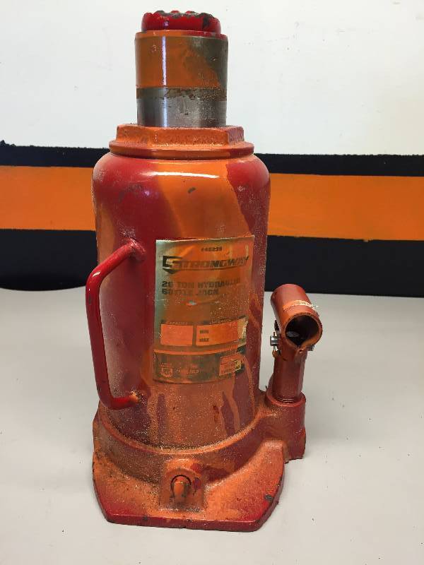 lot 8 image: STRONG WAY 20 TON BOTTLE JACK, MISSING HANDLE , 16 LB HAMMER HEAD