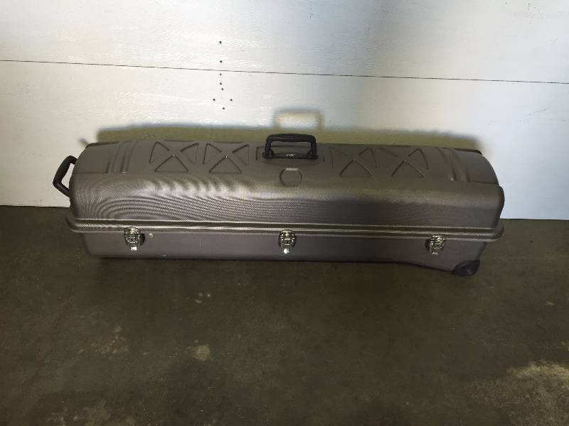 lot 33 image: CLUB CHAMP AIR LINE GOLD BAG CASE ON WHEELS, TUBING TUBE