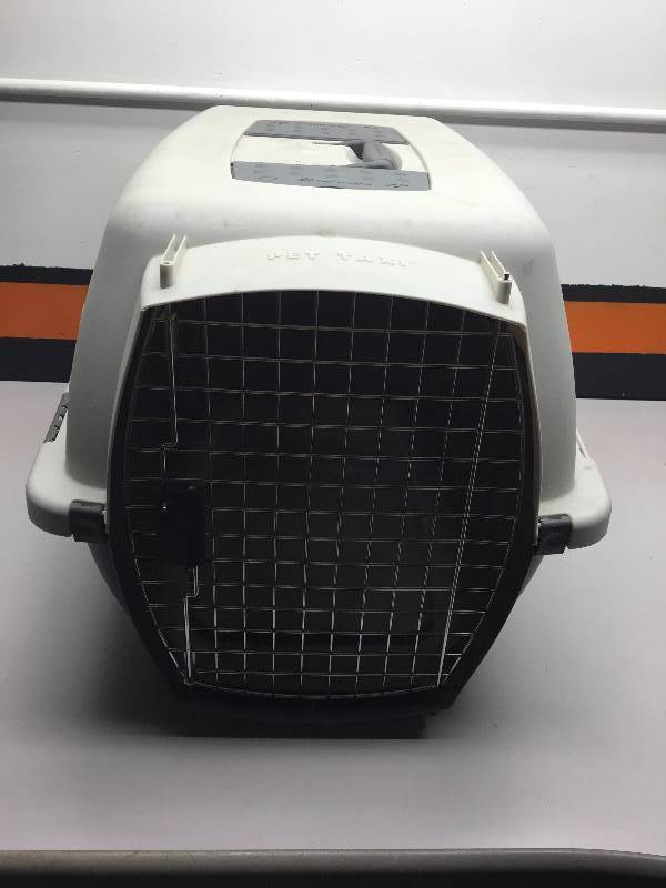 lot 46 image: PETMATE PET TAXI MEDIUM SIZE, WICKER PET BASKET