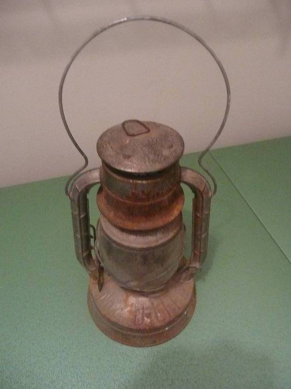 lot 11 image: RAILROAD LANTERN- DIETZ NO. 2 D LITE
