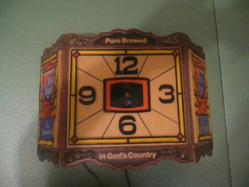 lot 14 image: VINTAGE OLD STYLE CLOCK