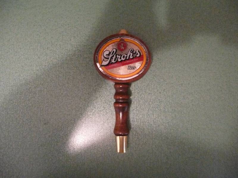 lot 24 image: VINTAGE STROHS BEER TAP HANDLE