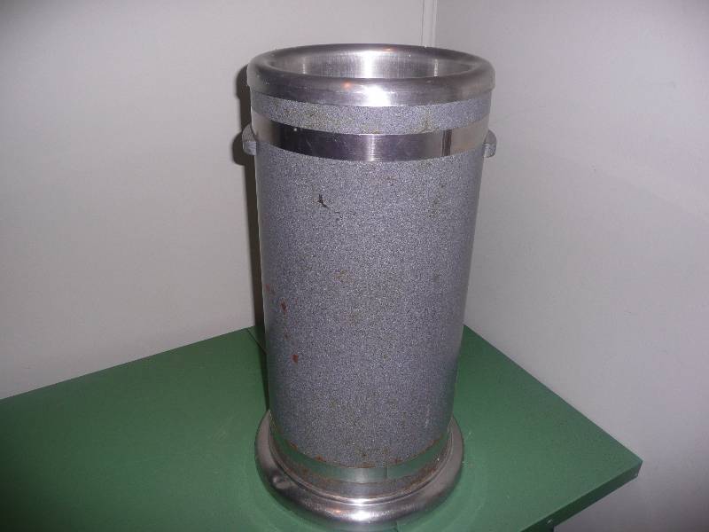 lot 48 image: Vintage Throwback Metal Ashtray - Cool Piece