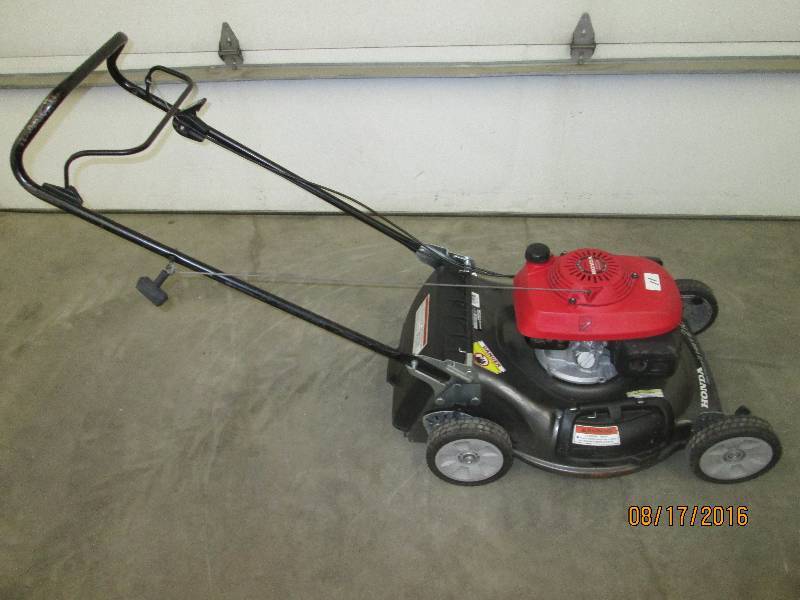 lot 11 image: Honda Harmony II HRT Push Mower, Ru...