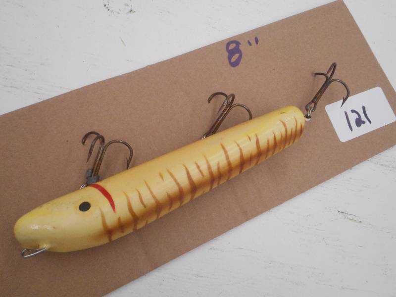 lot 121 image: (1) 8 Muskie Lure ...