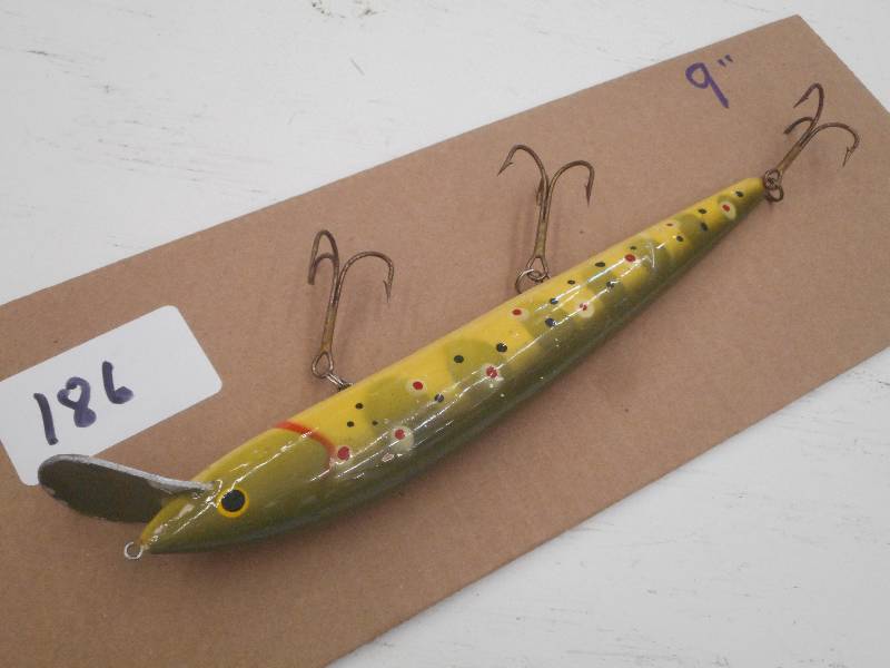 lot 186 image: (1) 9 Muskie Lure ...