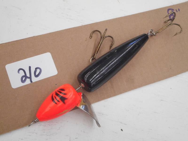 lot 210 image: (1) 8 Muskie Lure ...