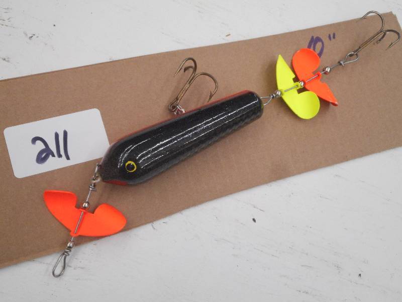 lot 211 image: (1) 10 Muskie Lure ...