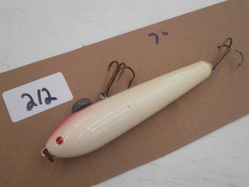 lot 212 image: (1) 7 Muskie Lure ...