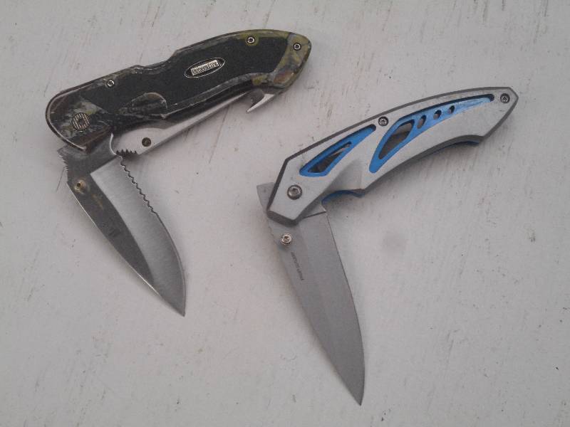 lot 400 image: Lot Of (2) Folding Pocket Knives ...