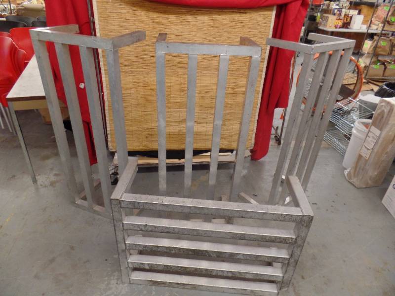 lot 530 image: Dunnage Racks