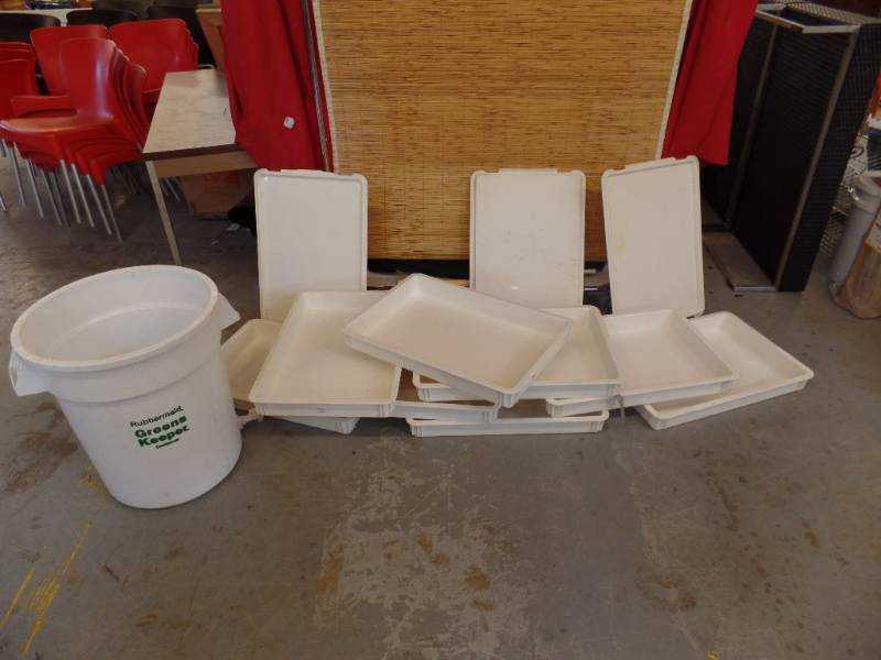 lot 539 image: Plastic Ware