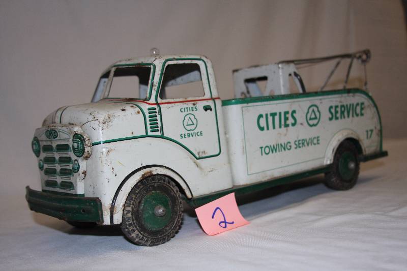 lot 2 image: Antique Cities Service Tow Truck