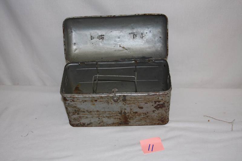 lot 11 image: Antique Lunch Bucket