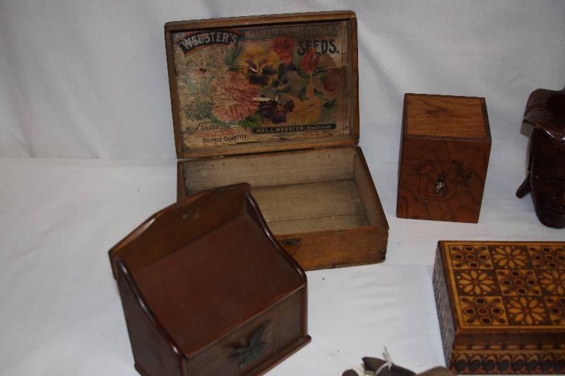 lot 21 image: Wooden Items