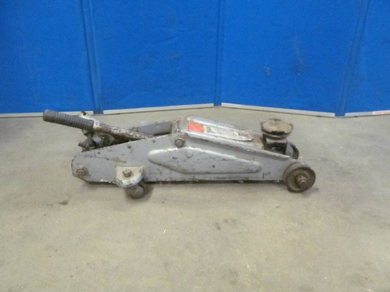 Hydraulic floor jack