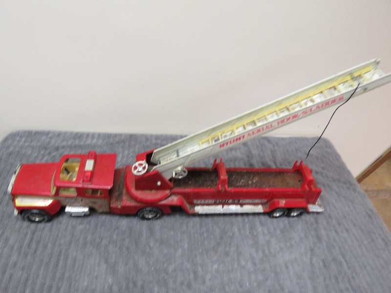 lot 7 image: Vintage Fire Truck