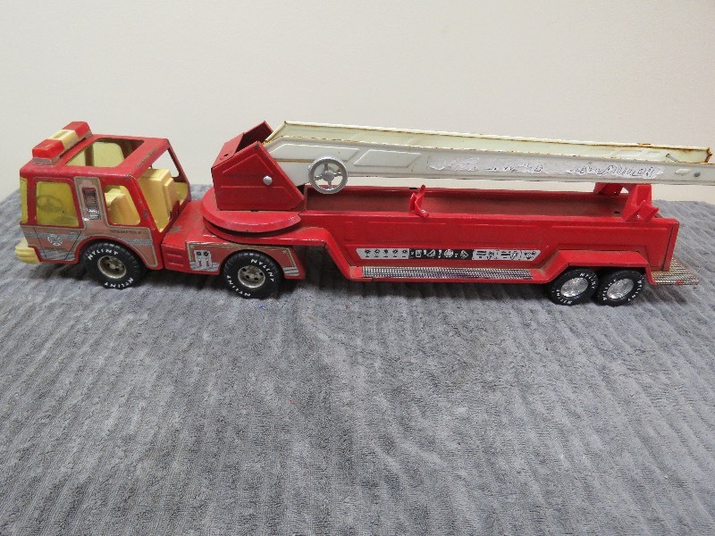 lot 8 image: Vintage Fire Truck