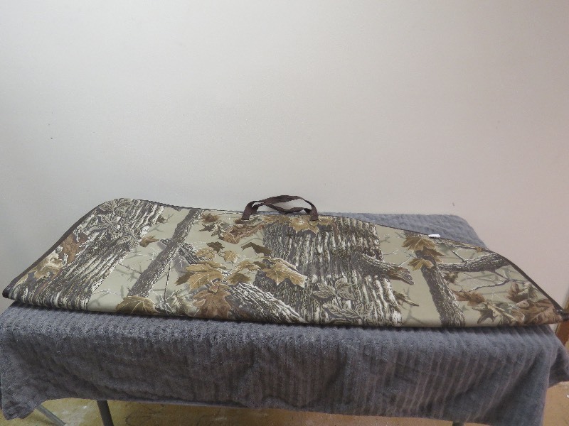 lot 18 image: Bow Case