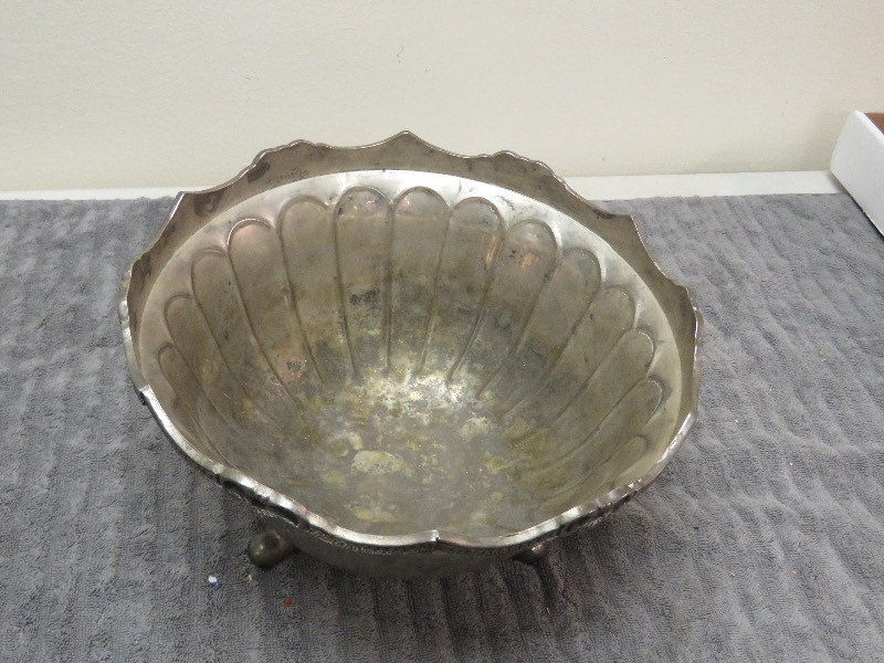lot 53 image: Vintage Aluminum Serving Bowl