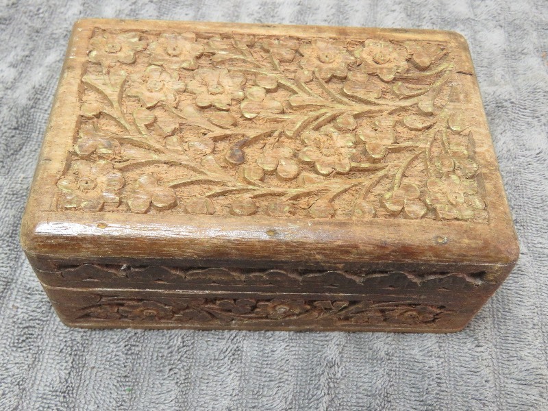 lot 68 image: Vintage Jewely Box