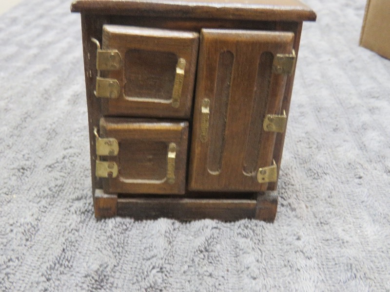 lot 71 image: Antique Doll House Refridgerator