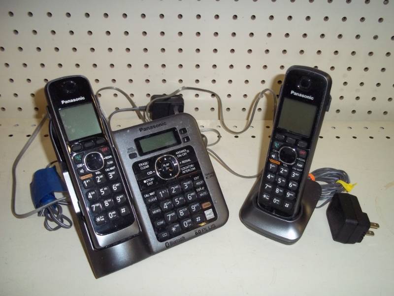 lot 122 image: Pair of Panasonic Cordless Phone system