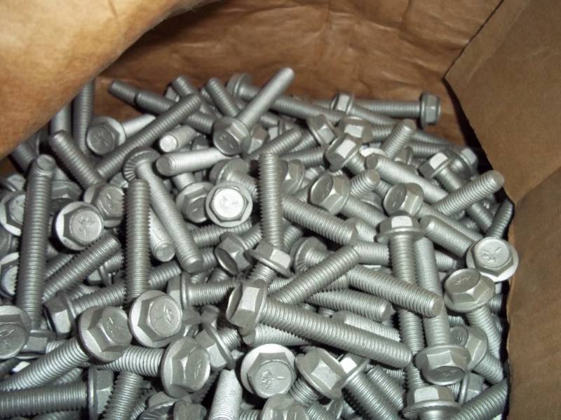 lot 152 image: New Galvanized  Stitch Screws 2.5 in   Box of 347