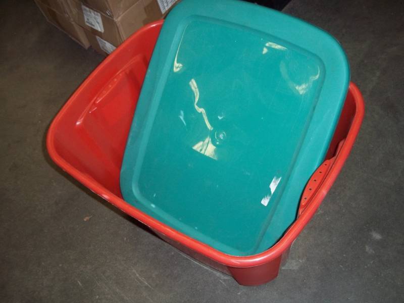 lot 180 image: 18 Gal Storage tote red with green cover