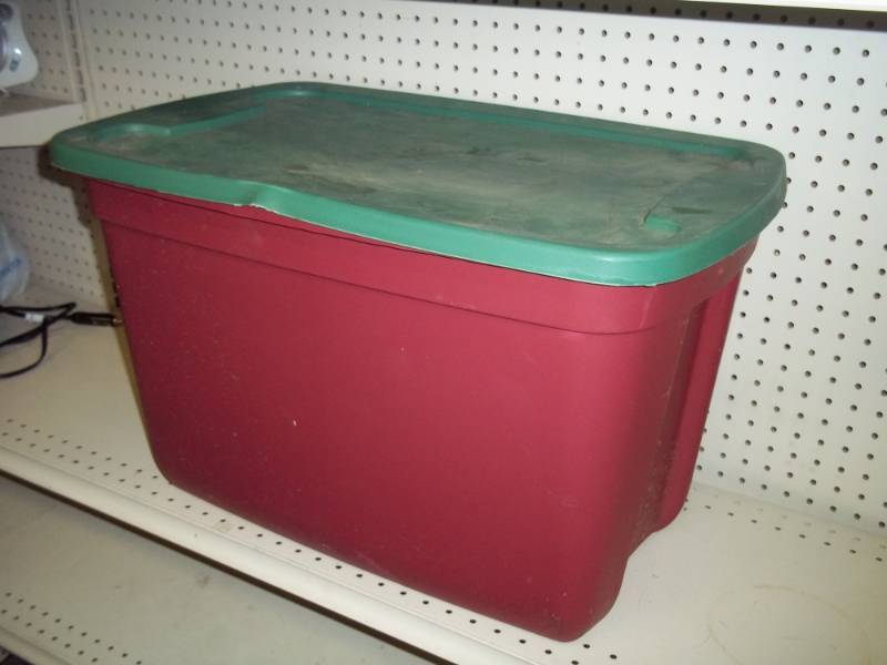 lot 199 image: Red Tote with Green Cover