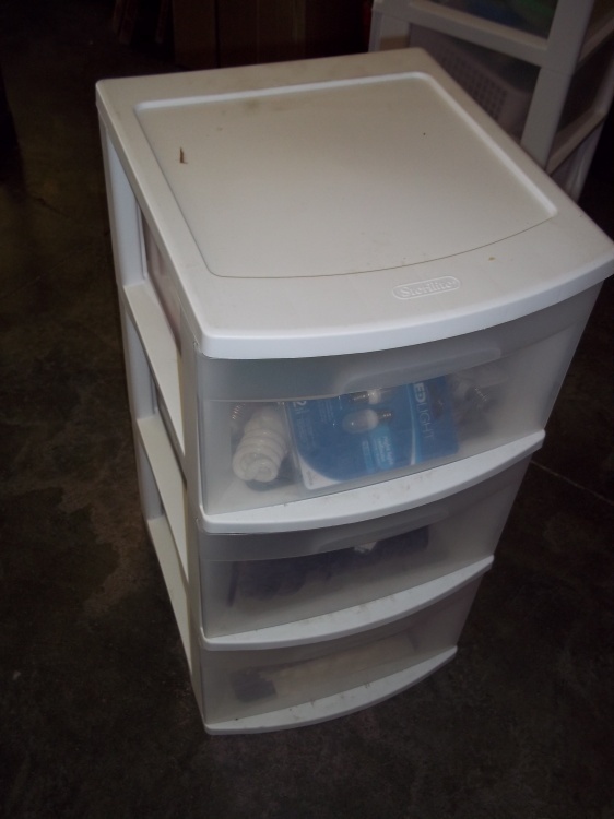 lot 241 image: Sterlite 3 drawer cabinet 12x14x24 wsupplies