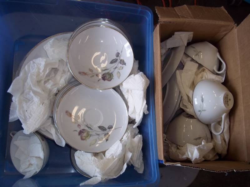 lot 284 image: Set of Dishes