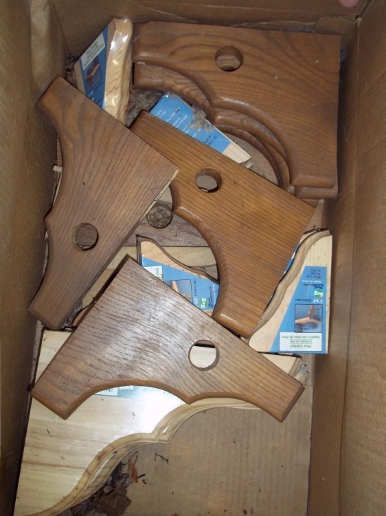 lot 286 image: Box of Wood shelf brackets some new