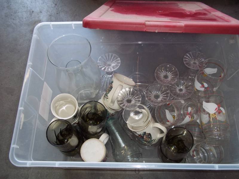 lot 301 image: Tote of Misc glasses includes tote