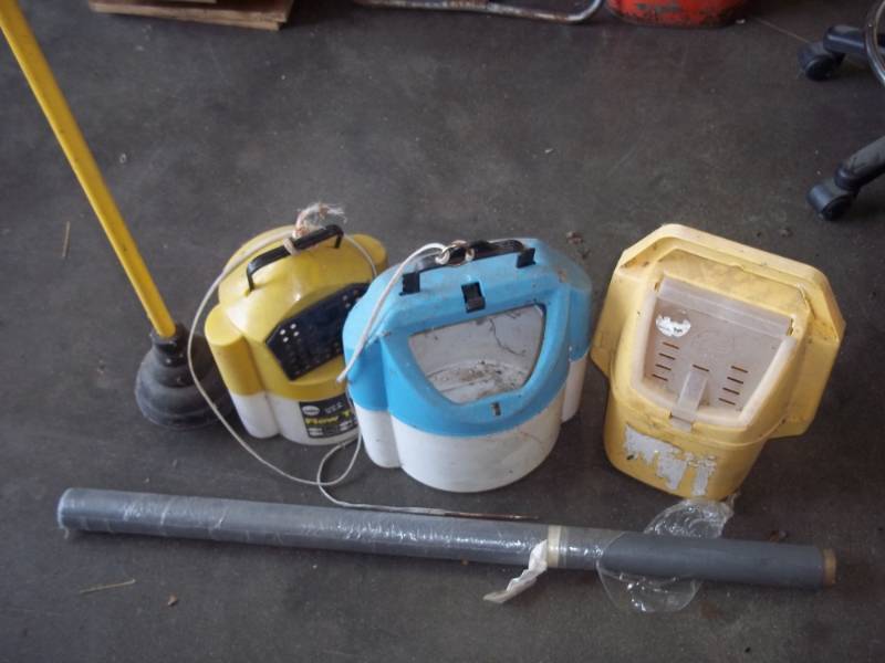 lot 302 image: Lot of 3 minnow buckets , plunger, roll of screen