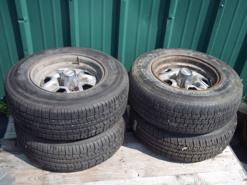 lot 304 image: Set of 4 Oldsmobile tires 215-70-14