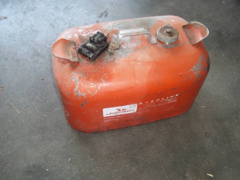 lot 306 image: 6 gal Johnson gas tank