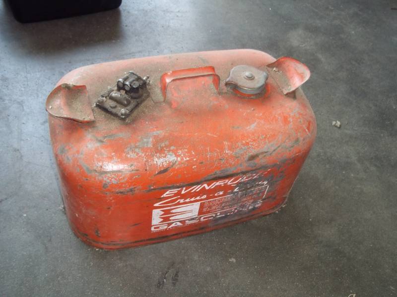 lot 307 image: 6 gal Evinrude gas tank