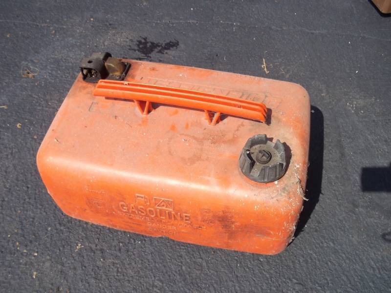 lot 308 image: 6 gal plastic gas tank