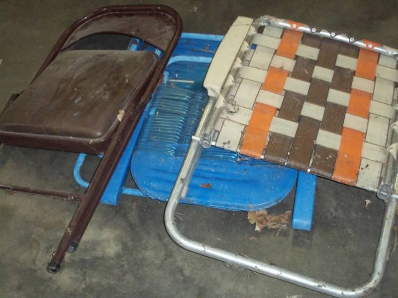 lot 313 image: Lot of 3 Lawn chairs and a folding chair
