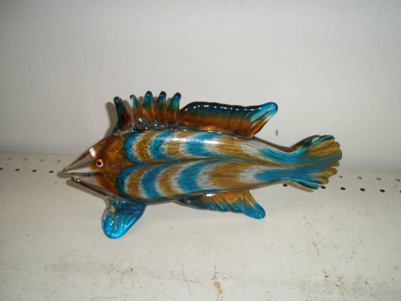 lot 321 image: Glass dcor fish