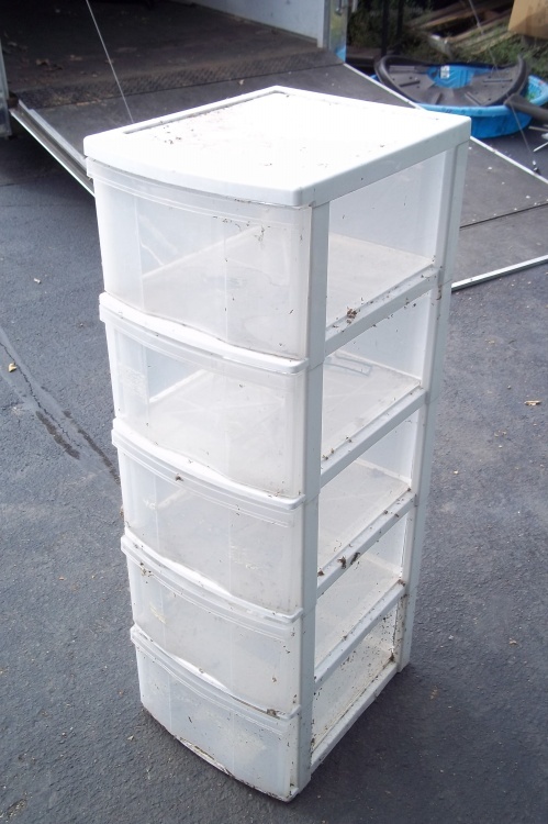 lot 325 image: Plastic 5 drawer shelf unit 41 inches tall